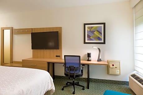 Standard Queen Room with Two Queen Beds and Pool View
