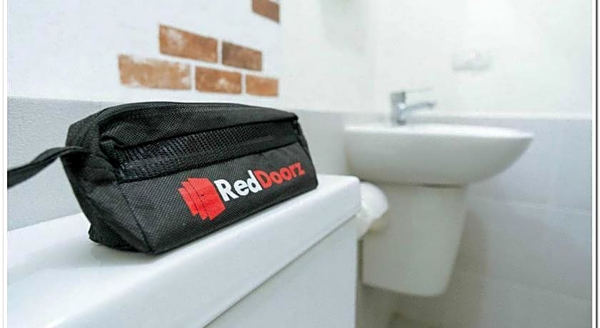 RedDoorz near Penimbangan Beach Singaraja