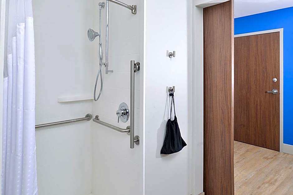 Holiday Inn Express & Suites Farmington Hills - Detroit By IHG