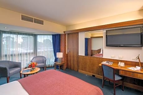 Deluxe Queen Room with Spa Bath