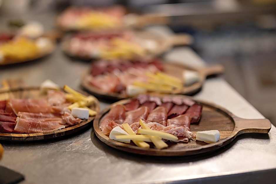 Le Coucou Hotel Restaurant & Lounge-Bar