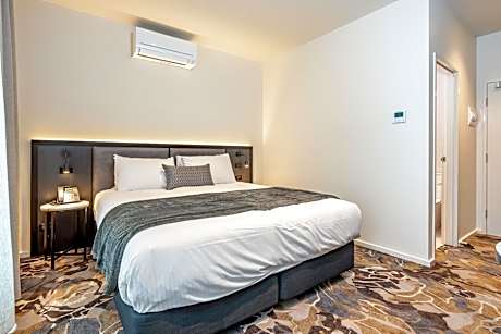 Deluxe king bed room
