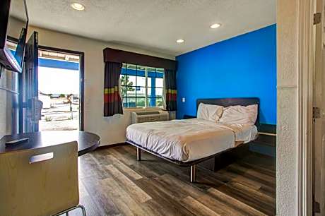 Deluxe Double Room with Two Double Beds - Smoking