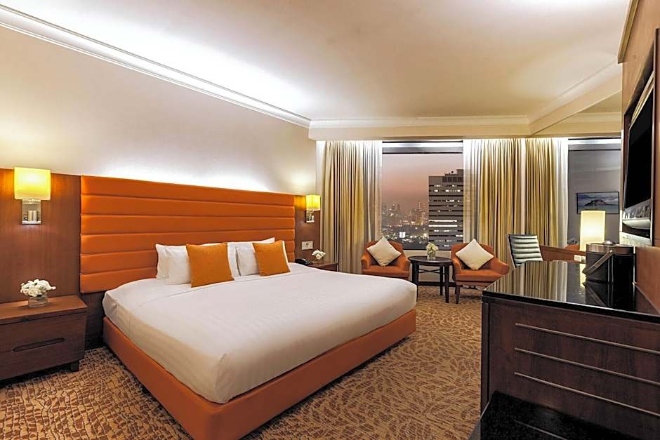 Photo 1 of 5 of Superior 1 King Bed and 2 Twin Beds