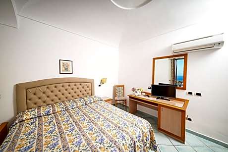 Double or Twin Room with Sea View