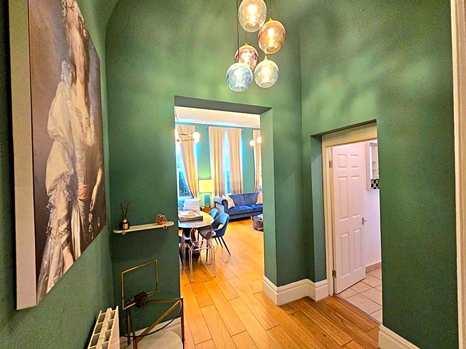 Stunning Hyde Park Home, Ground Floor Maisonette, Duplex, near Tube Metro Stations