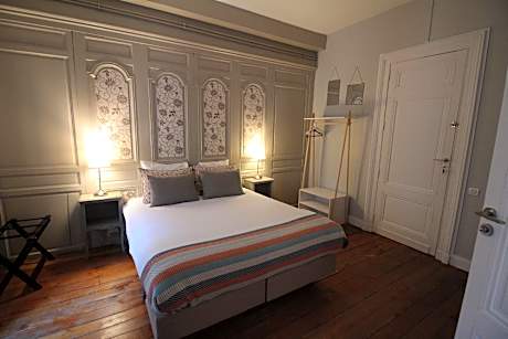 Chambre Quinconces-Double-Supérieure-Salle d'eau-Vue ville