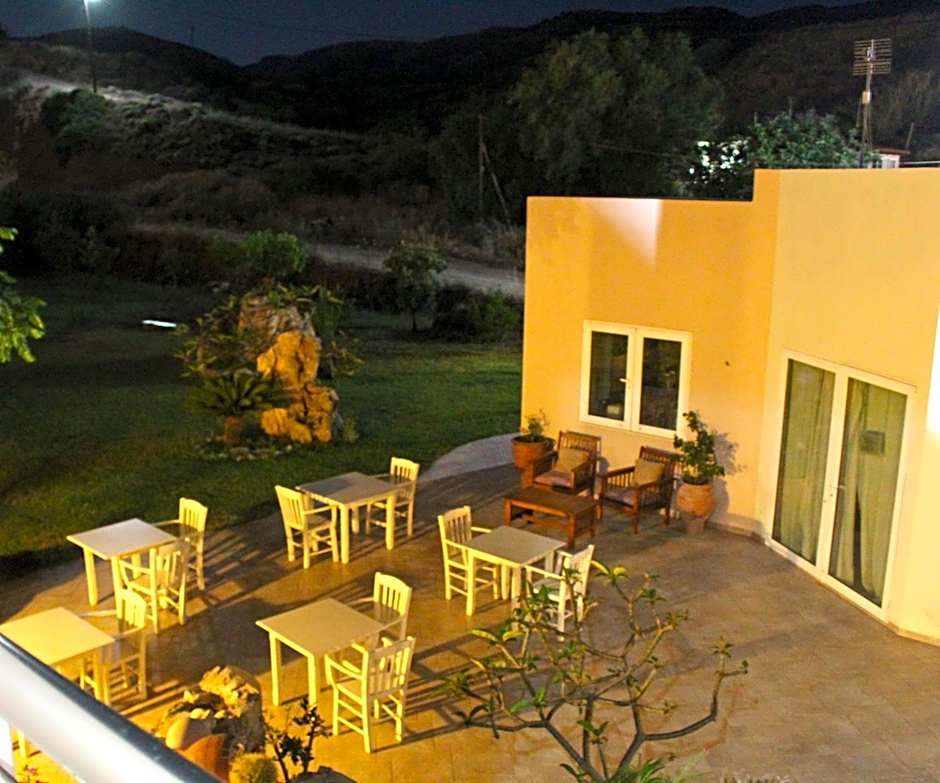 Arodamos Studios & Apts