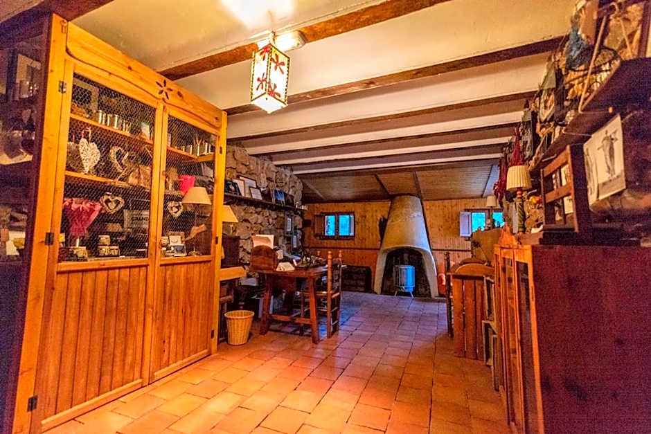 Hotel Royo Guarde-Puente Faco, junto al río Mundo