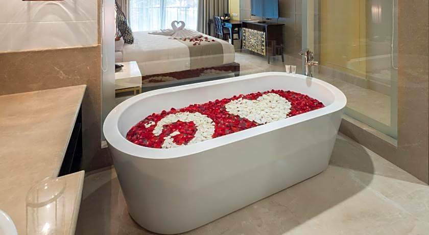 Jambuluwuk Oceano Seminyak Hotel