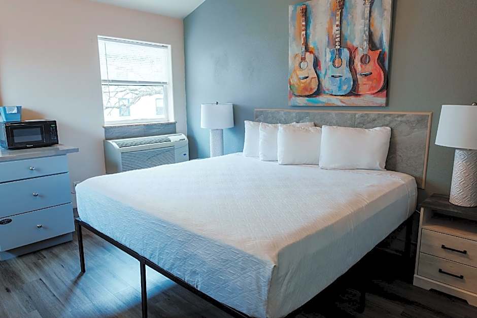 Price Pointe Inn