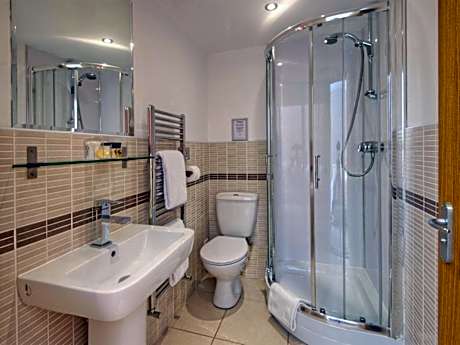 King-Classic-Ensuite-Street View-R 1
