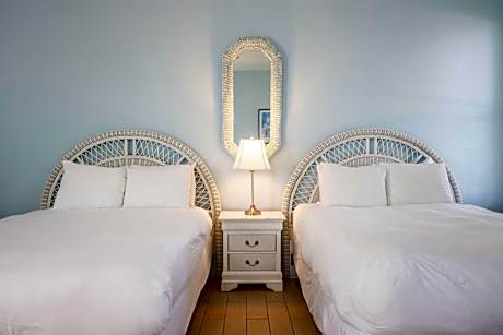 Deluxe Queen at the Curry Mansion - Parking & Heated Pool!