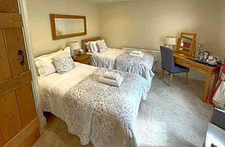 Twin Room with Private Bathroom