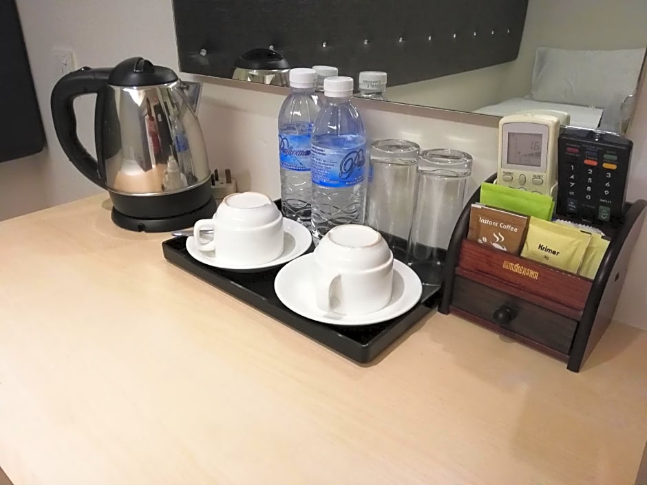 Ease Hotel