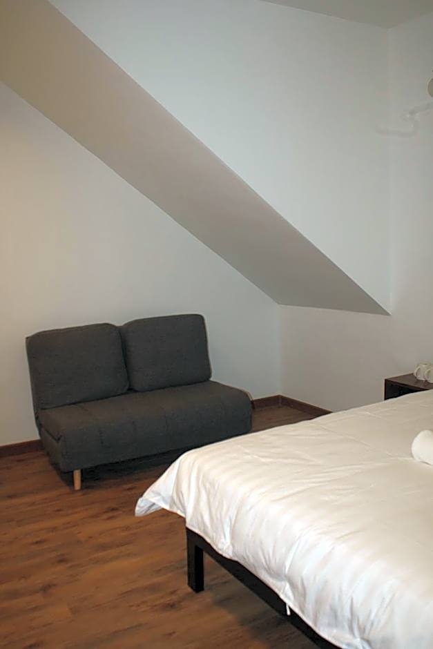 Cozy Riverside Hotel