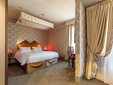 Deluxe Triple Room with Canal View