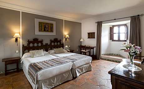 Twin Room with Extra Bed (2 Adults + 1 Child)