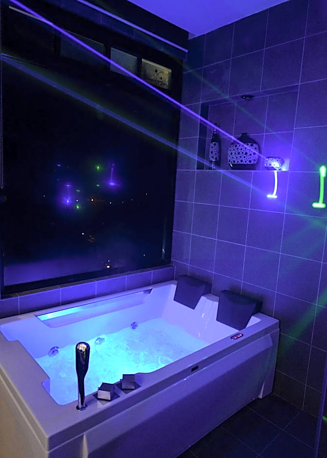 Hollywood Drive-In Hotel