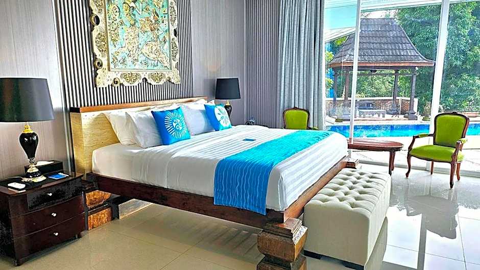 Photo 1 of 5 of 1 King Bed, Pool View
