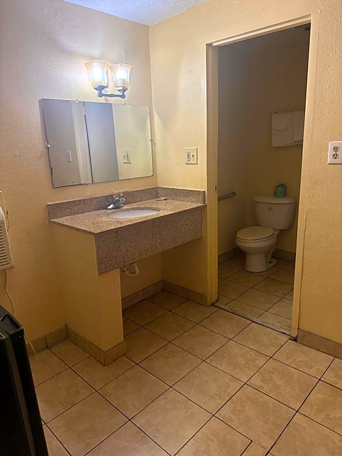 DIAMOND INN & SUITES