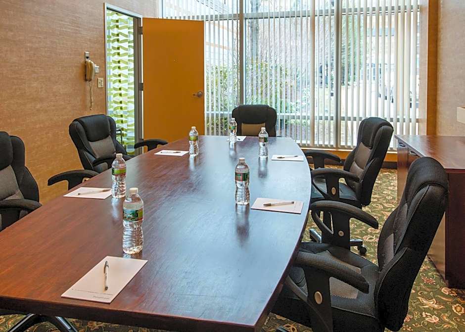 Hampton Inn By Hilton And Suites At Boston Crosstown Center