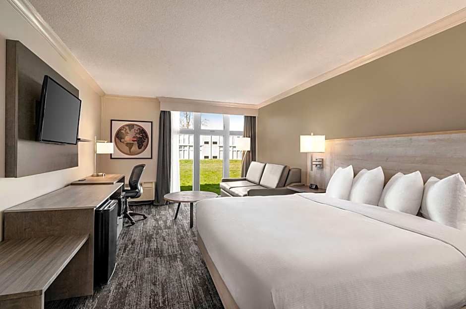 1 Queen Bed, Mobility Accessible — 3 fotoğraftan 1. fotoğraf