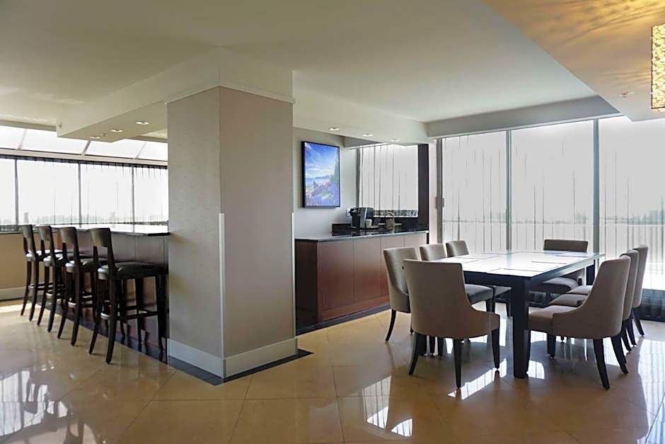 DoubleTree by Hilton Hotel & Suites Victoria