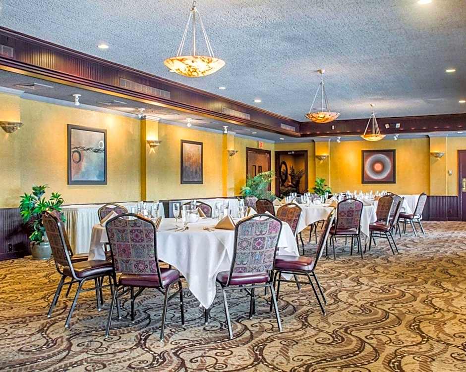 Clarion Hotel & Suites Riverfront