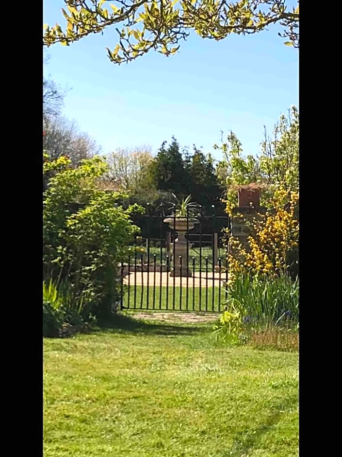 The Potting Shed, self contained, detached retreat in Shapwick village