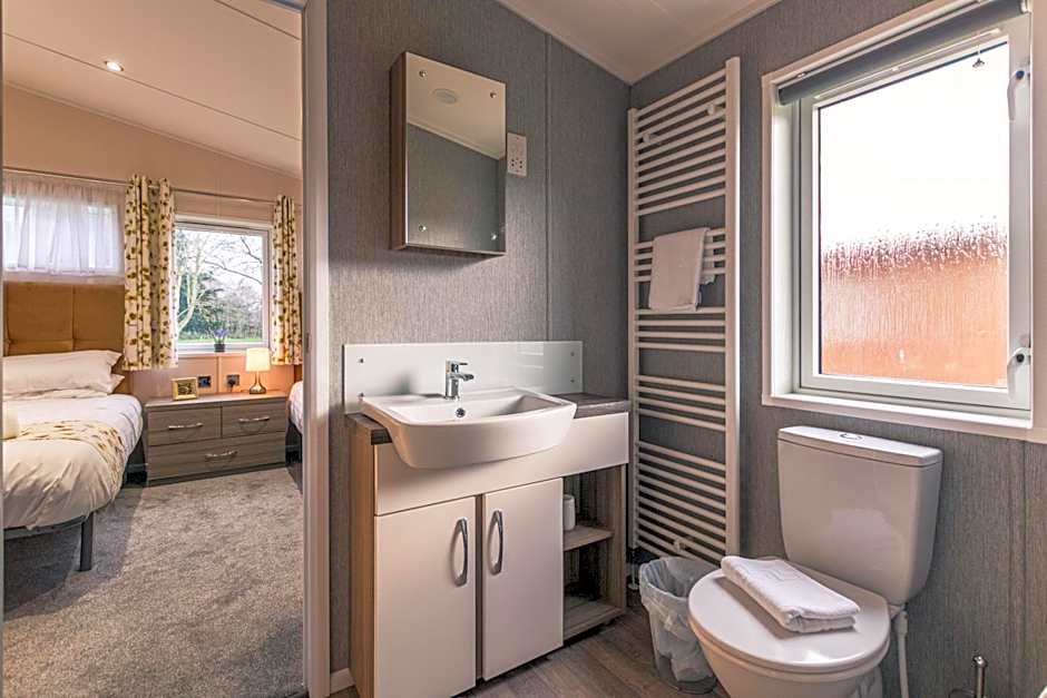 Woodpecker Lodge with Hot Tub