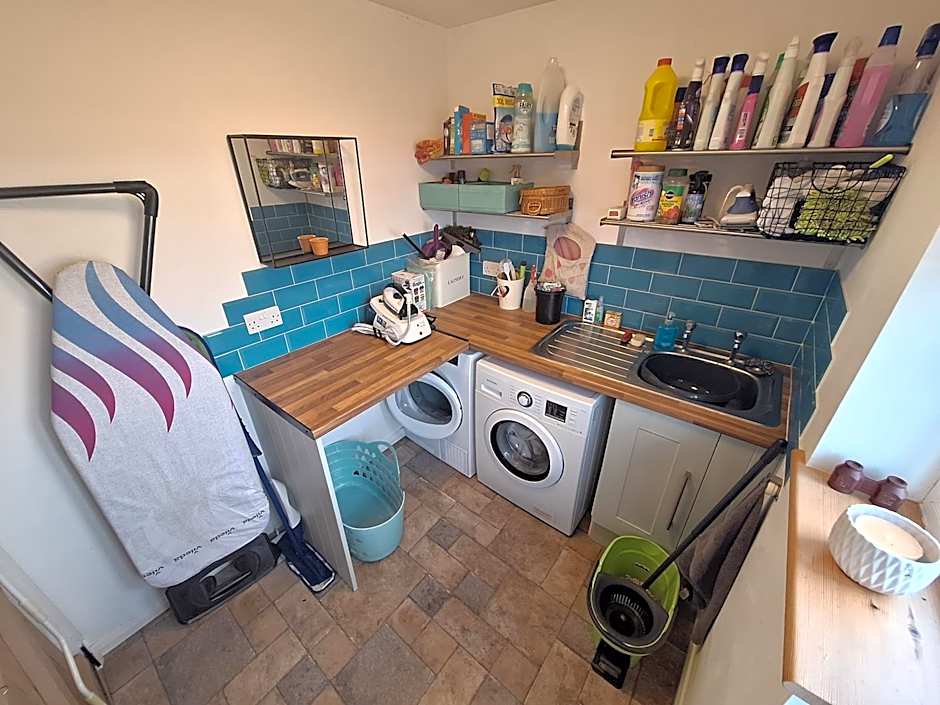 By the sea, home from home sleeps 6