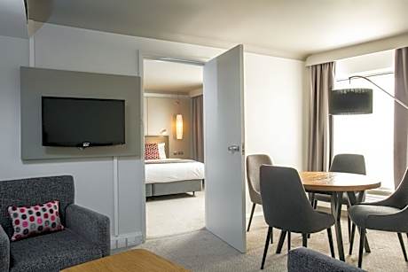 One-Bedroom Suite Lounge Access