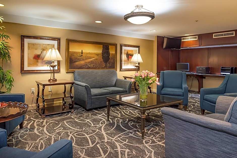 Clarion Collection Arlington Court Suites Hotel