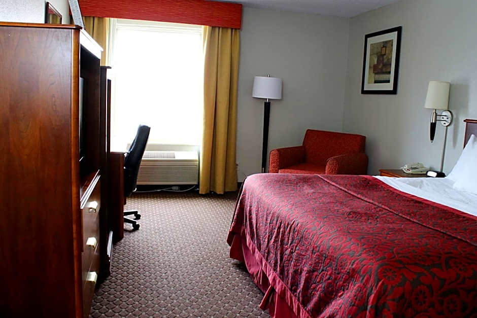 Days Inn & Suites by Wyndham Bloomington/Normal IL