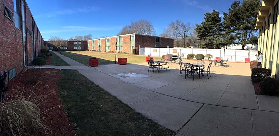 Mystic River Hotel & Suites