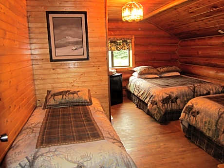 Family Suite (2 Queens, 1 twin)