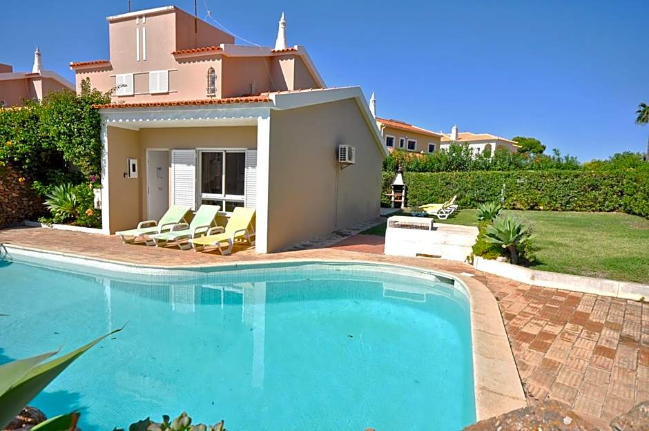 Stylish and well-equipped, private pool, close to amenities, free AC Wifi