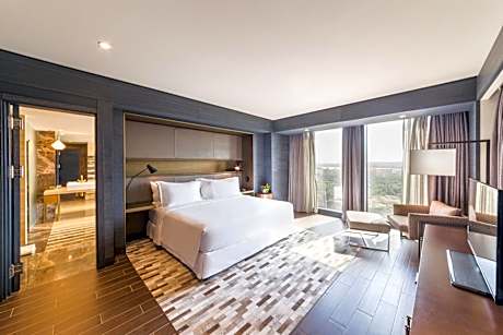 Presidential Suite with Lounge Access and Panoramic View - Non-Smoking