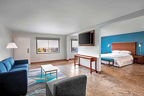 Suite, 1 King, Pool view