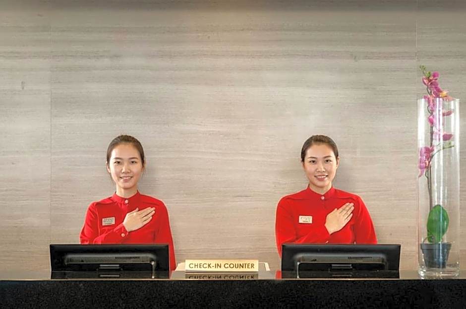 The Straits Hotel & Suites