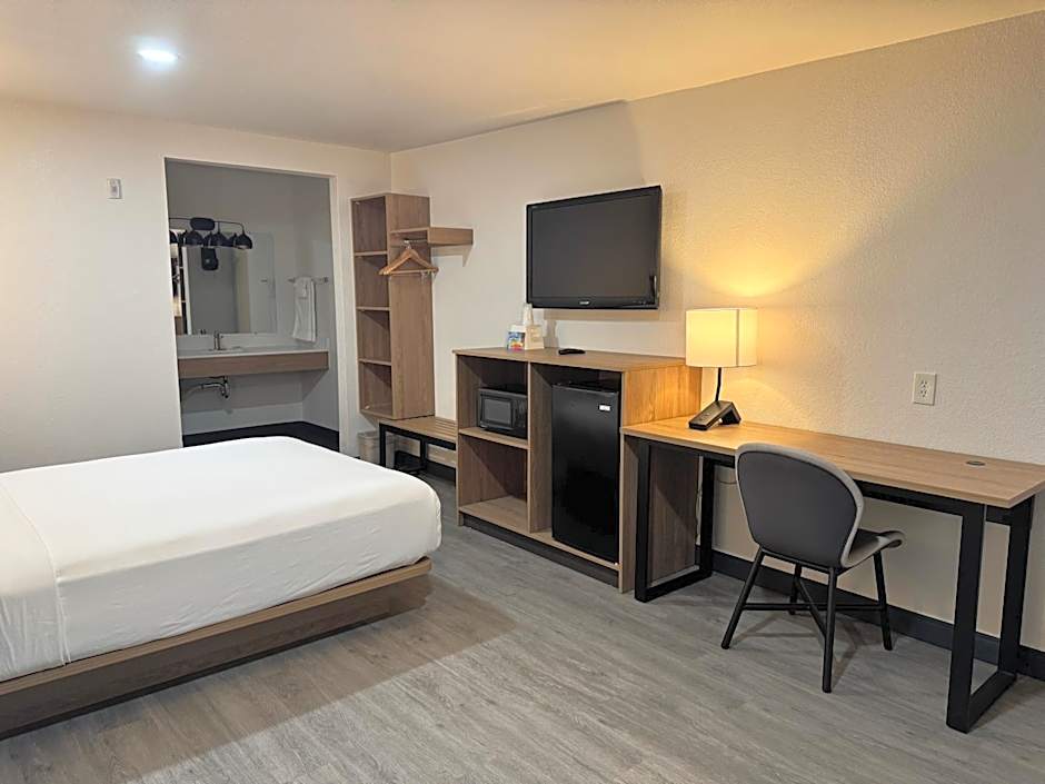 Rodeway Inn & Suites Thousand Palms - Rancho Mirage