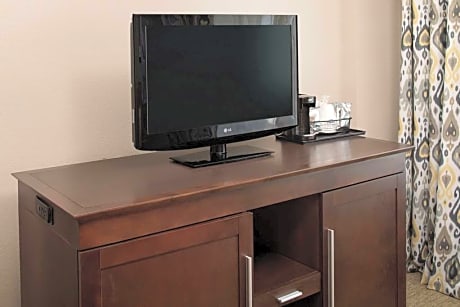 1 queen mobility access ri shwr suite nosmok - microwv/fridge/hdtv/work area - free wi-fi/hot breakfast included -