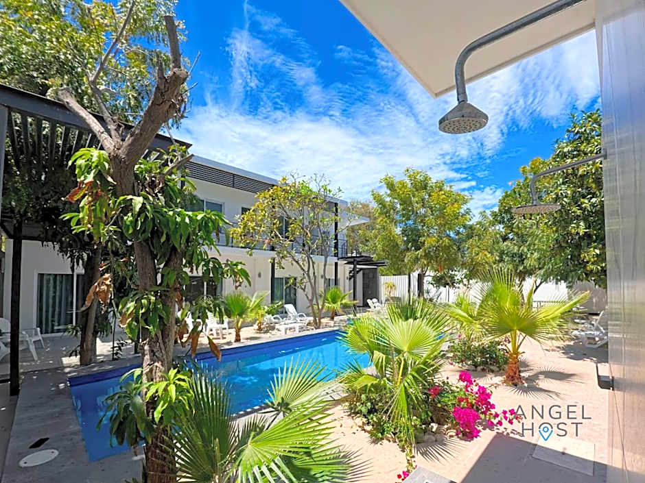 Commercial Zone Studios, Pool, BBQ and Beach 7 Blocks