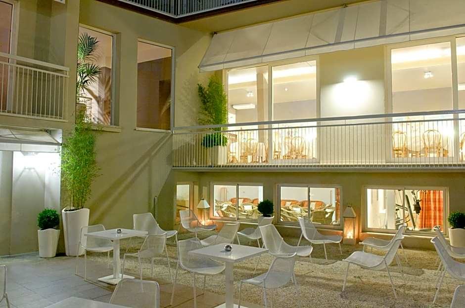 HOTEL TRIONFAL - Fronte Mare - Vicinissimi al Centro