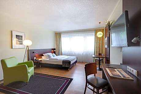 Queen Studio with Kitchenette and Shower