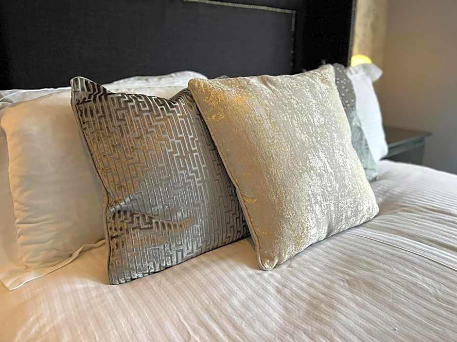 McGraths Hotel & Public Bar