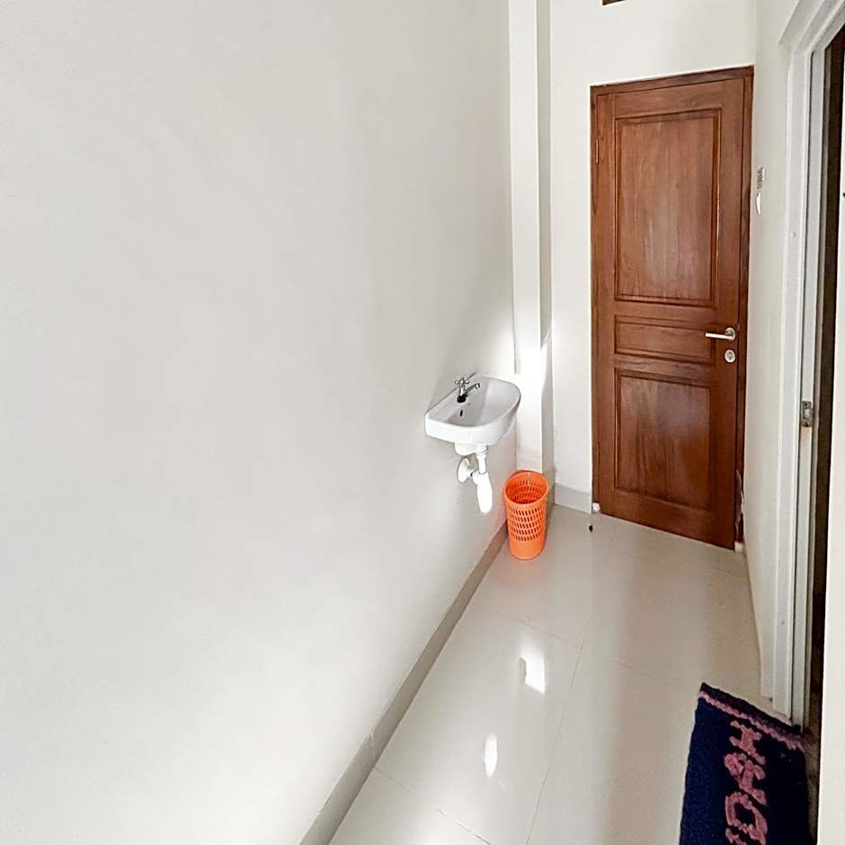 Queen Belt Mitra Reddoorz