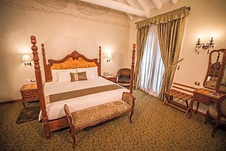 Suite with Balcony and Street View - 1 King Bed