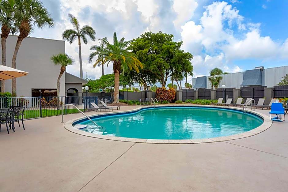 La Quinta Inn & Suites by Wyndham Fort Lauderdale Cypress Creek